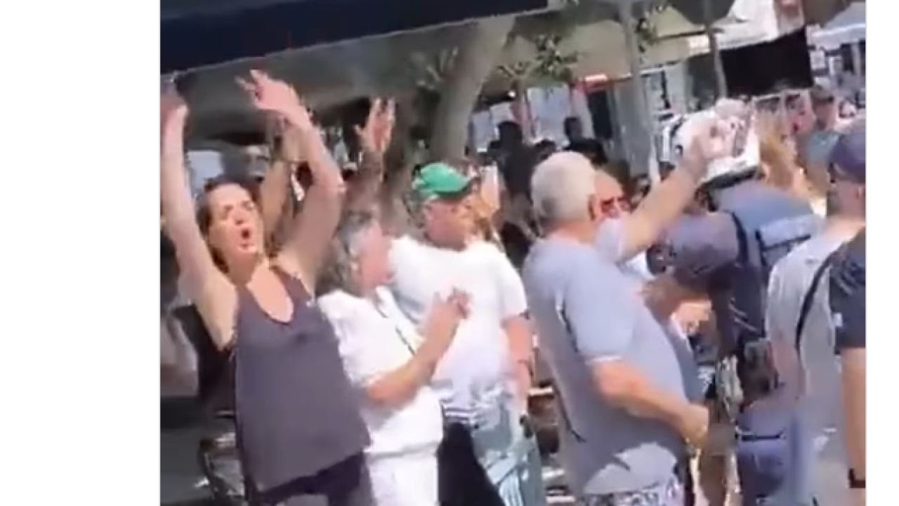 Ένταση ανάμεσα σε διαδηλωτές και τουρίστες από το Ισραήλ στο λιμάνι του Αγίου Νικολάου Κρήτης – Δείτε βίντεο