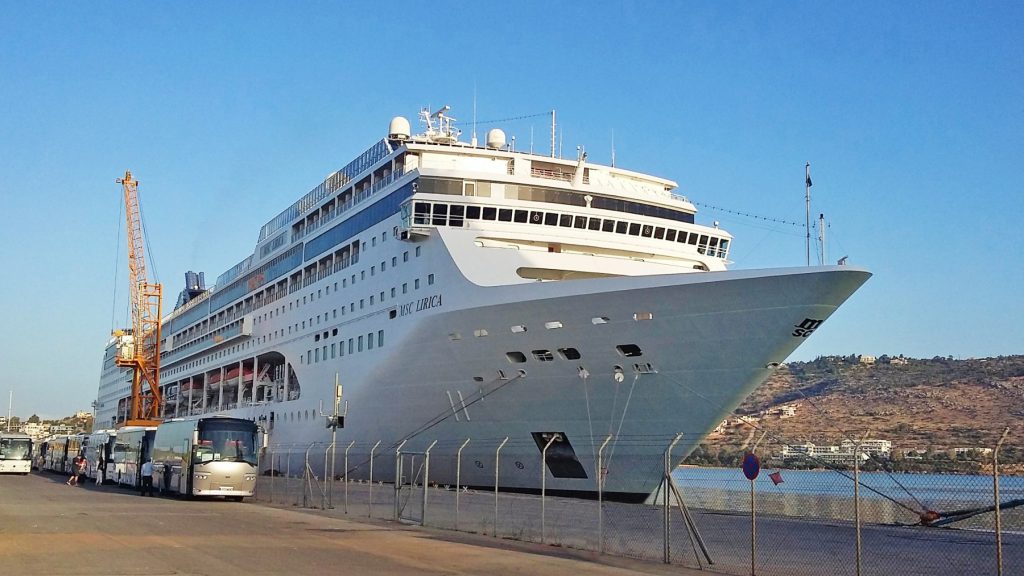 Αναστάτωση στο λιμάνι της Σούδας: Γυναίκα έπεσε στη θάλασσα από κρουαζιερόπλοιο