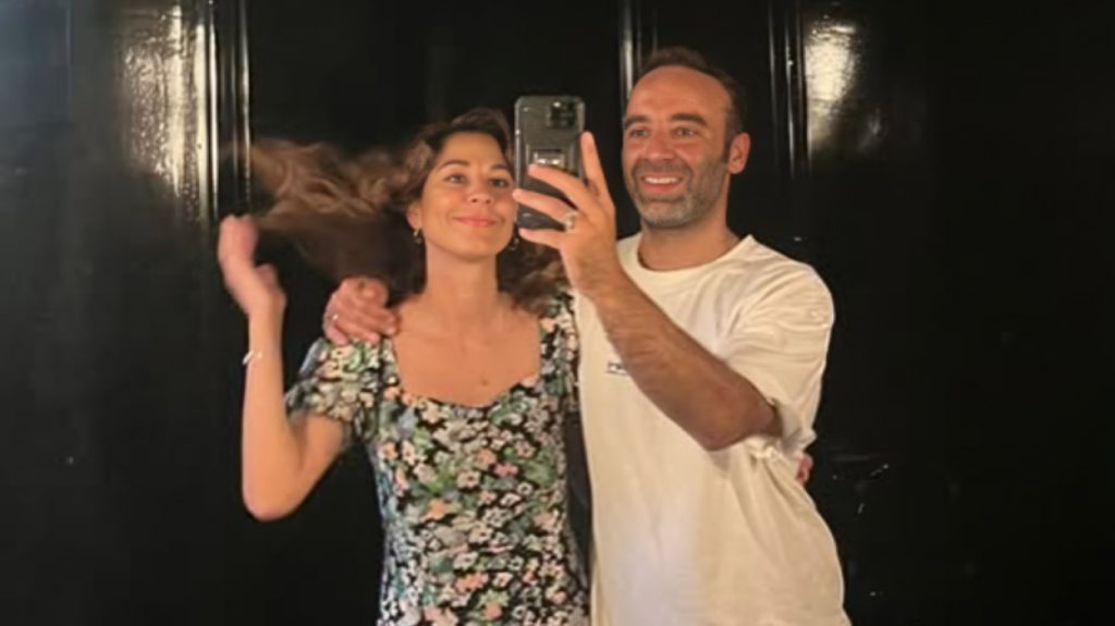 Η Κατερίνα Παπουτσάκη ποζάρει στην αγκαλιά του συντρόφου της Θάνου Χατζόπουλου (φωτο)