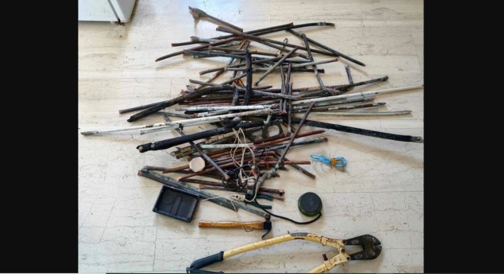 Σαλαμίνα: Αστυνομικοί έπιασαν «στα πράσα» τέσσερις Ρομά τη στιγμή που αφαιρούσαν χαλκοσωλήνες από σπίτι