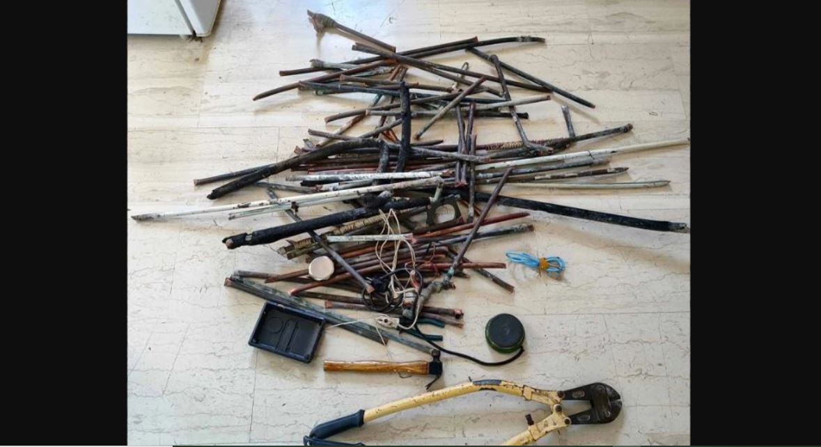 Σαλαμίνα: Αστυνομικοί έπιασαν «στα πράσα» τέσσερις Ρομά τη στιγμή που αφαιρούσαν χαλκοσωλήνες από σπίτι