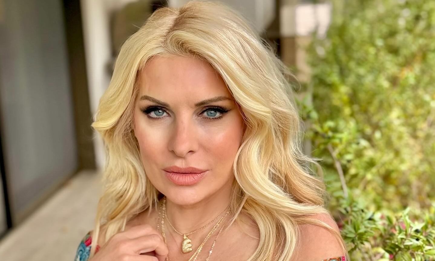 Ε.Μενεγάκη: Ποζάρει με μαγιό στην Άνδρο – Δείτε φωτογραφίες 