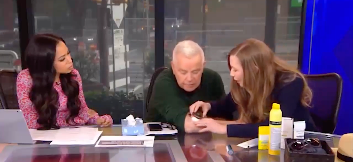 Βίντεο: Η στιγμή που παρουσιαστής στις ΗΠΑ μαθαίνει ζωντανά την ώρα εκπομπής πως έχει καρκίνο του δέρματος