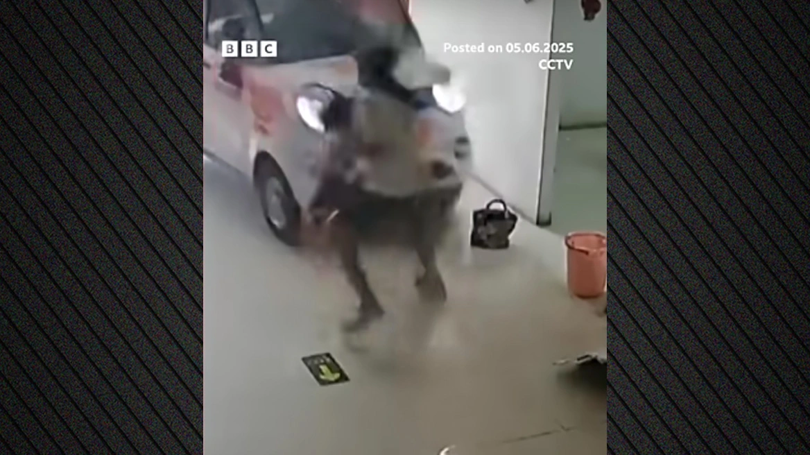 Κίνα: Η στιγμή που 11χρονη σώζει την αδελφή της όταν ηλεκτρικό όχημα «εισβάλει» σε εστιατόριο (βίντεο)