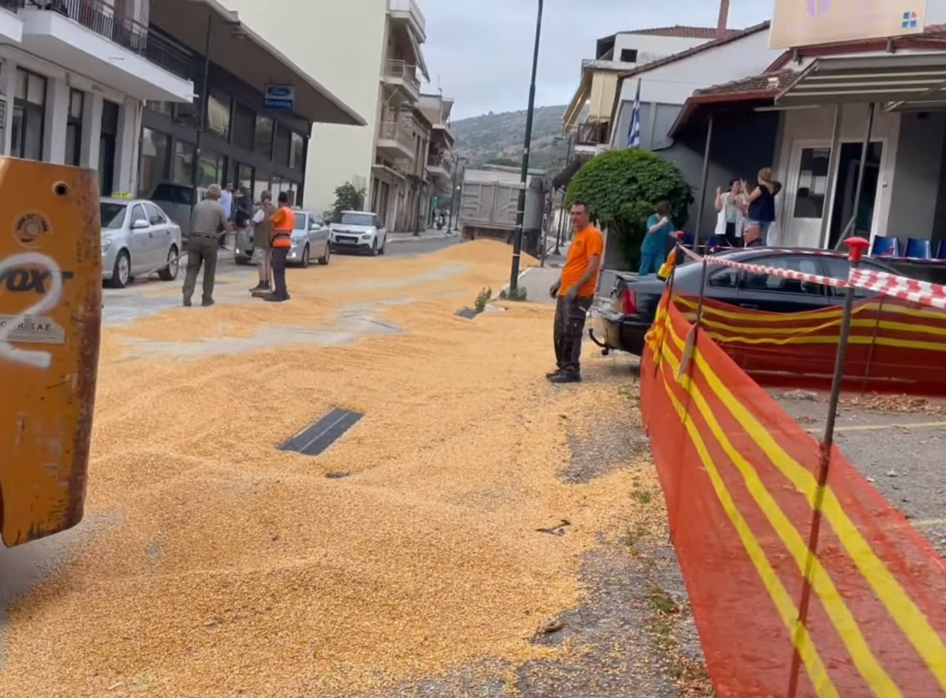 Γέμισε με καλαμπόκι ο δρόμος έξω από το Κέντρο Υγείας Αμφιλοχίας (βίντεο)