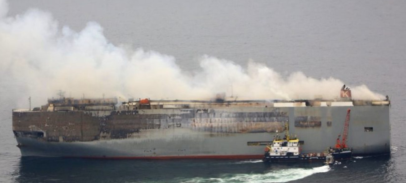 Φορτηγό πλοίο με 3.000 αυτοκίνητα «τυλίχθηκε» στις φλόγες ανοικτά της Αλάσκας – Ελληνικό πλοίο έσωσε τους ναυτικούς