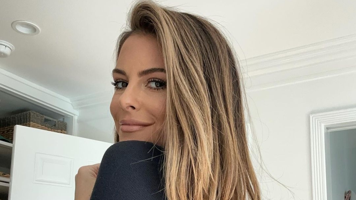 Μ.Μενούνος: Πόζαρε με μπικίνι σε ελληνική παραλία και εντυπωσίασε (φωτο)