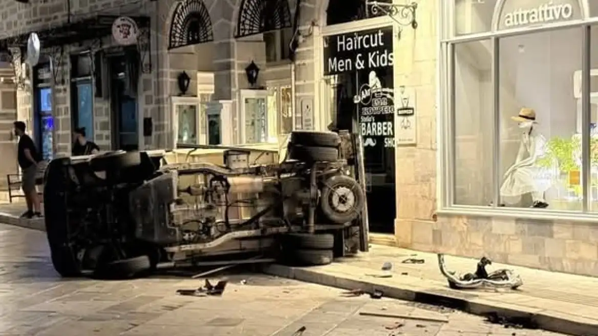 Τροχαίο ατύχημα στη Σύρο: Αυτοκίνητο ντελαπάρισε μετά από σύγκρουση – Δείτε βίντεο