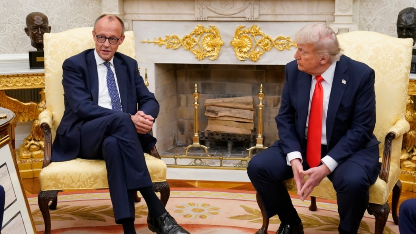 Ο Τραμπ «τρόλαρε» τον Μερτς και αυτός παραλίγο να το παραδεχθεί: «Η απόβαση της Νορμανδίας δεν σας ήταν ευχάριστη»