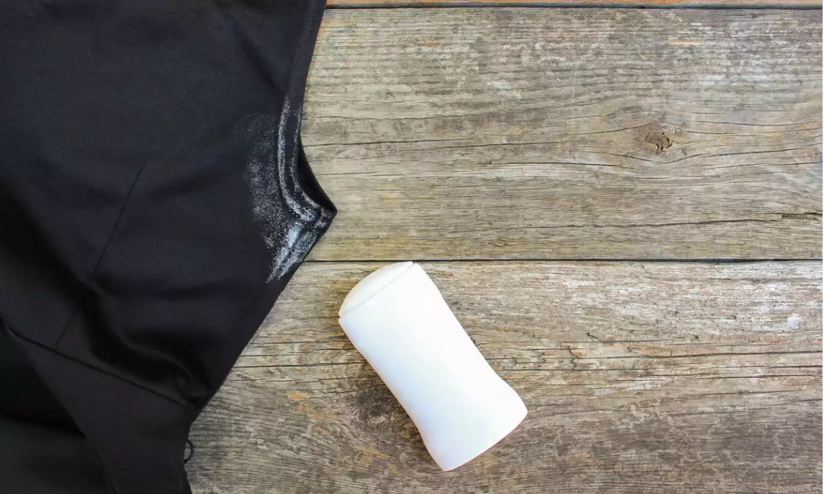 Πώς να καθαρίσετε τους λεκέδες από το αποσμητικό μασχάλης από μπλούζες και τα πουκάμισα