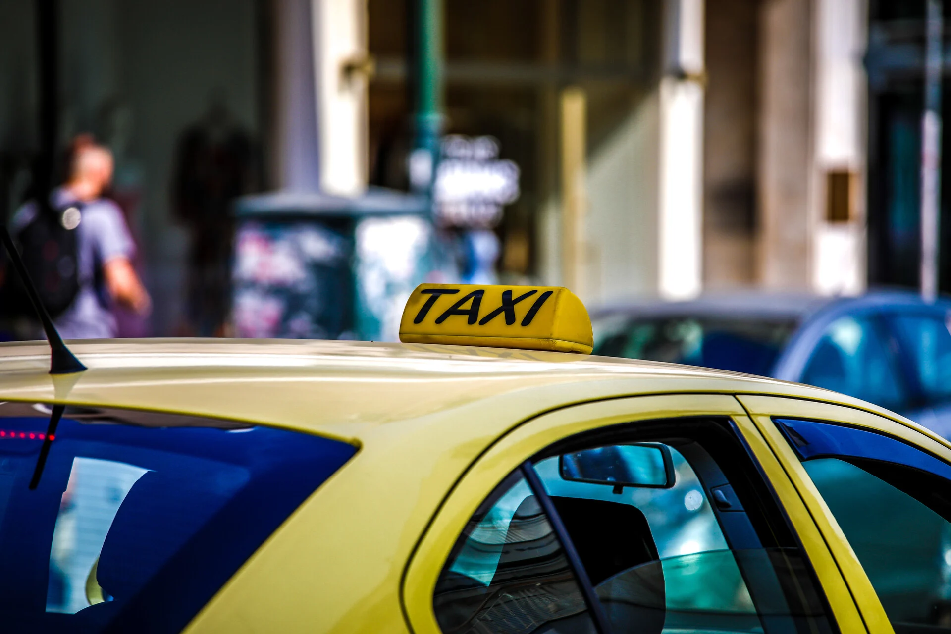 Αθήνα: Καλώδιο τρόλεϊ έπεσε πάνω σε ταξί στη Βασιλίσσης Αμαλίας – Προβλήματα στην κυκλοφορία των οχημάτων