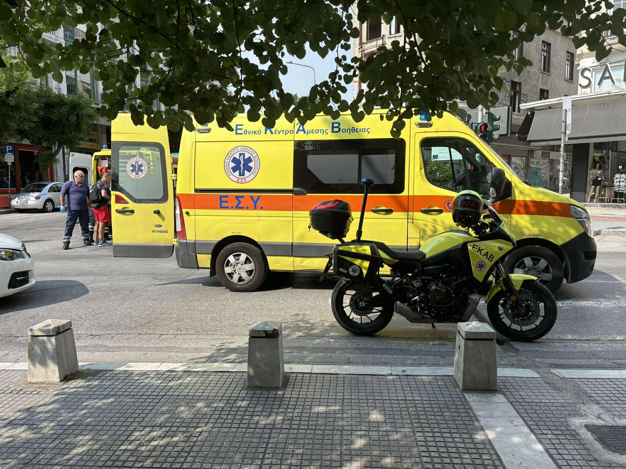 Μηχανή παρέσυρε πεζό στο κέντρο της Θεσσαλονίκης – Δυο τραυματίες (φωτο)