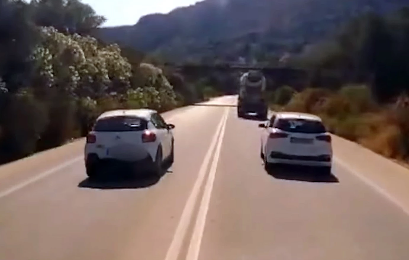 Επικίνδυνη προσπέραση στα Χανιά: Μπαίνει στο αντίθετο ρεύμα για να κάνει προσπέραση σε στροφή (βίντεο) 