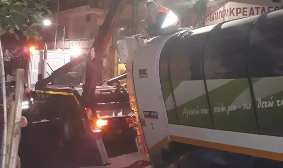 Σφοδρή σύγκρουση απορριμματοφόρου με ταξί στη Λεωφόρο Ποσειδώνος – Νεκρή μία γυναίκα