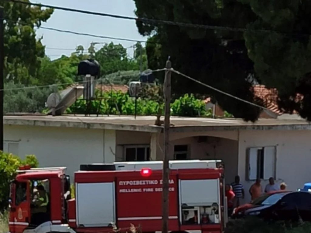 Τροχαίο στη Δυτική Αχαΐα: Αυτοκίνητο εξετράπη της πορείας του και «καρφώθηκε» σε οικόπεδο σπιτιού (φωτο)