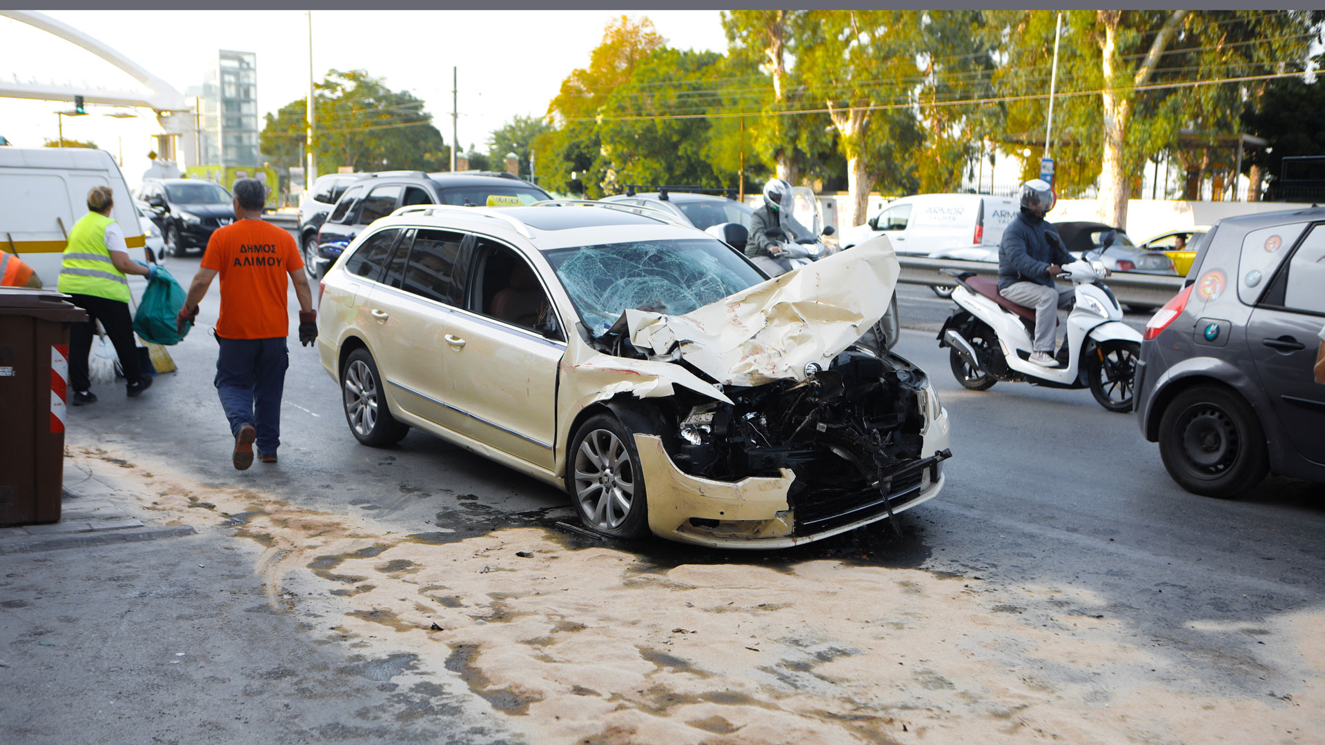 Τροχαίο δυστύχημα στον Άλιμο: Τι ισχυρίζεται ο 23χρονος οδηγός ταξί – «Δεν είδα το απορριμματοφόρο»
