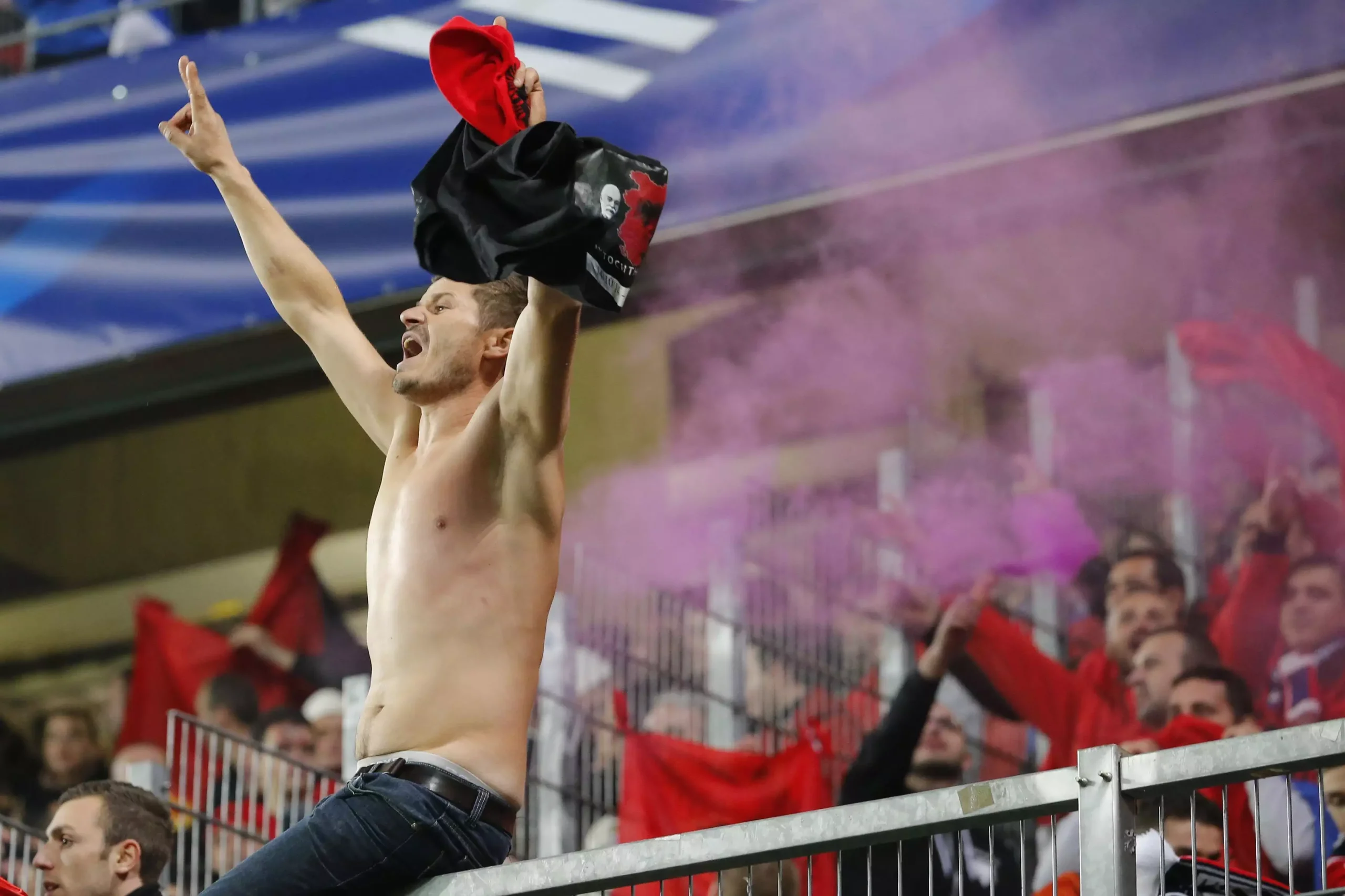 Τίρανα: Η στιγμή που Αλβανοί οπαδοί σκίζουν τη σημαία της Σερβίας (βίντεο)