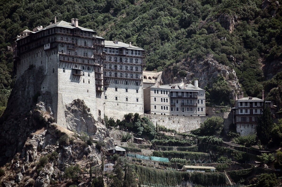 Βίντεο: Η στιγμή που ο σεισμός των 5,3 Ρίχτερ «ταρακουνά» το Άγιο Όρος – Ζημιές σε μονές και παρεκκλήσια