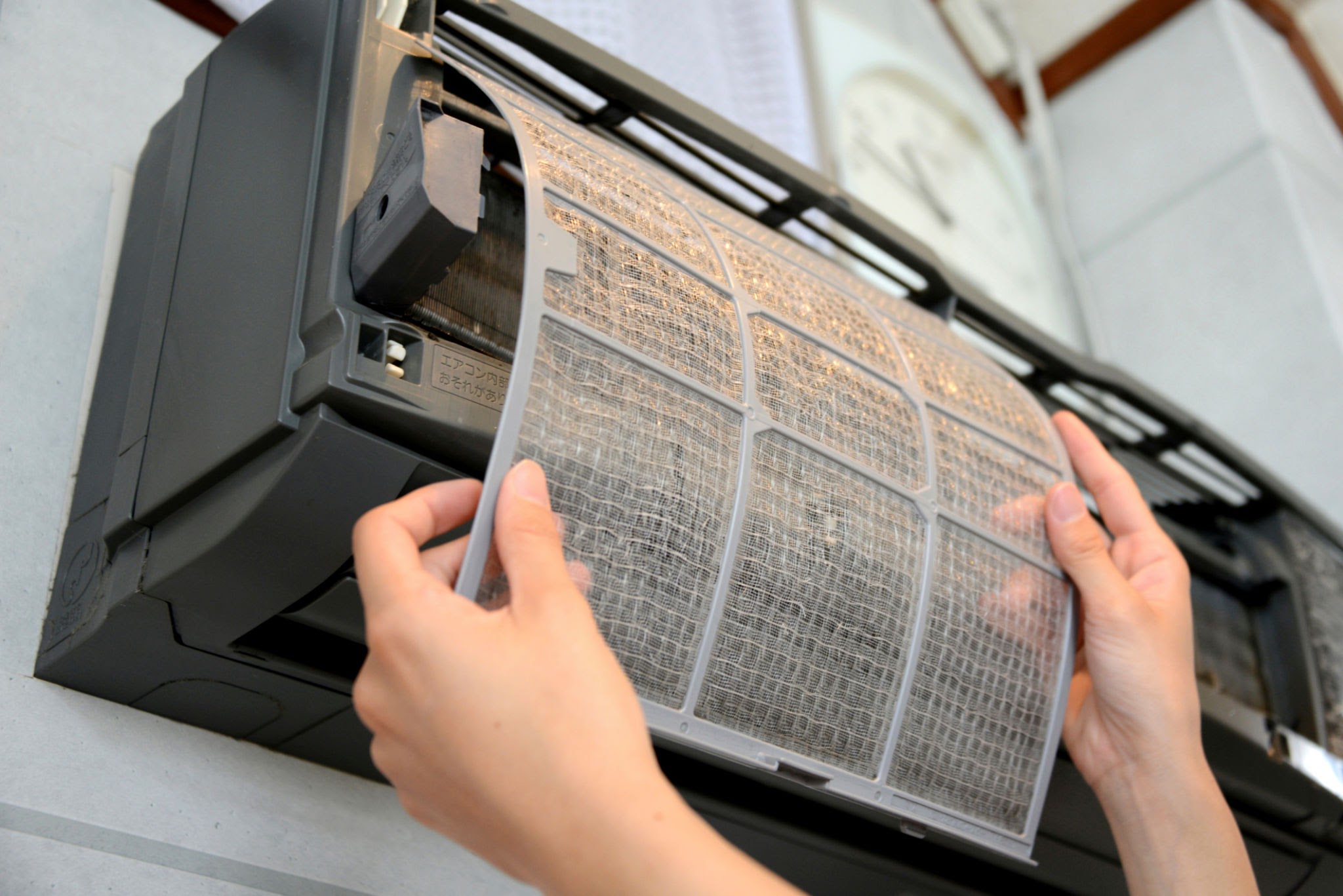 Δείτε πώς να καθαρίσετε βήμα-βήμα το κλιματιστικό σας – Η διαδικασία που πρέπει να ακολουθήσετε