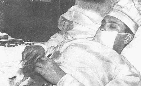 Η αληθινή ιστορία του γιατρού που χειρούργησε τον… εαυτό του για να μη πεθάνει