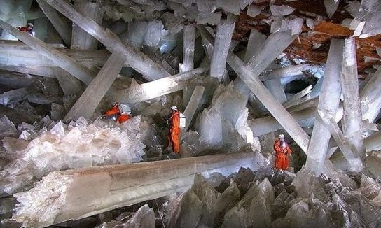 Η σπηλιά με τους τεράστιους κρυστάλλους που αποτελεί «παγίδα θανάτου» για τους επισκέπτες (βίντεο)