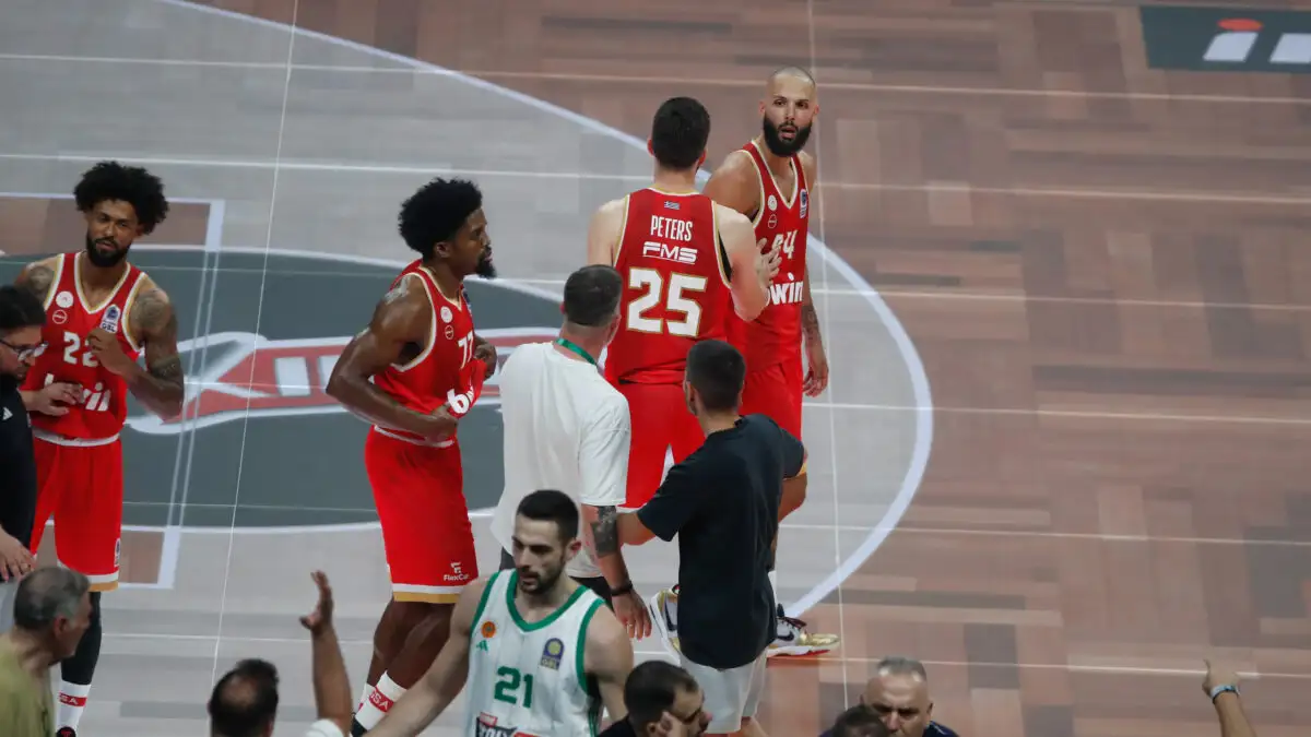 Αυτή είναι η ποινή με την οποία κινδυνεύει ο Ε.Φουρνιέ για την χειρονομία του προς τους οπαδούς του Παναθηναϊκού