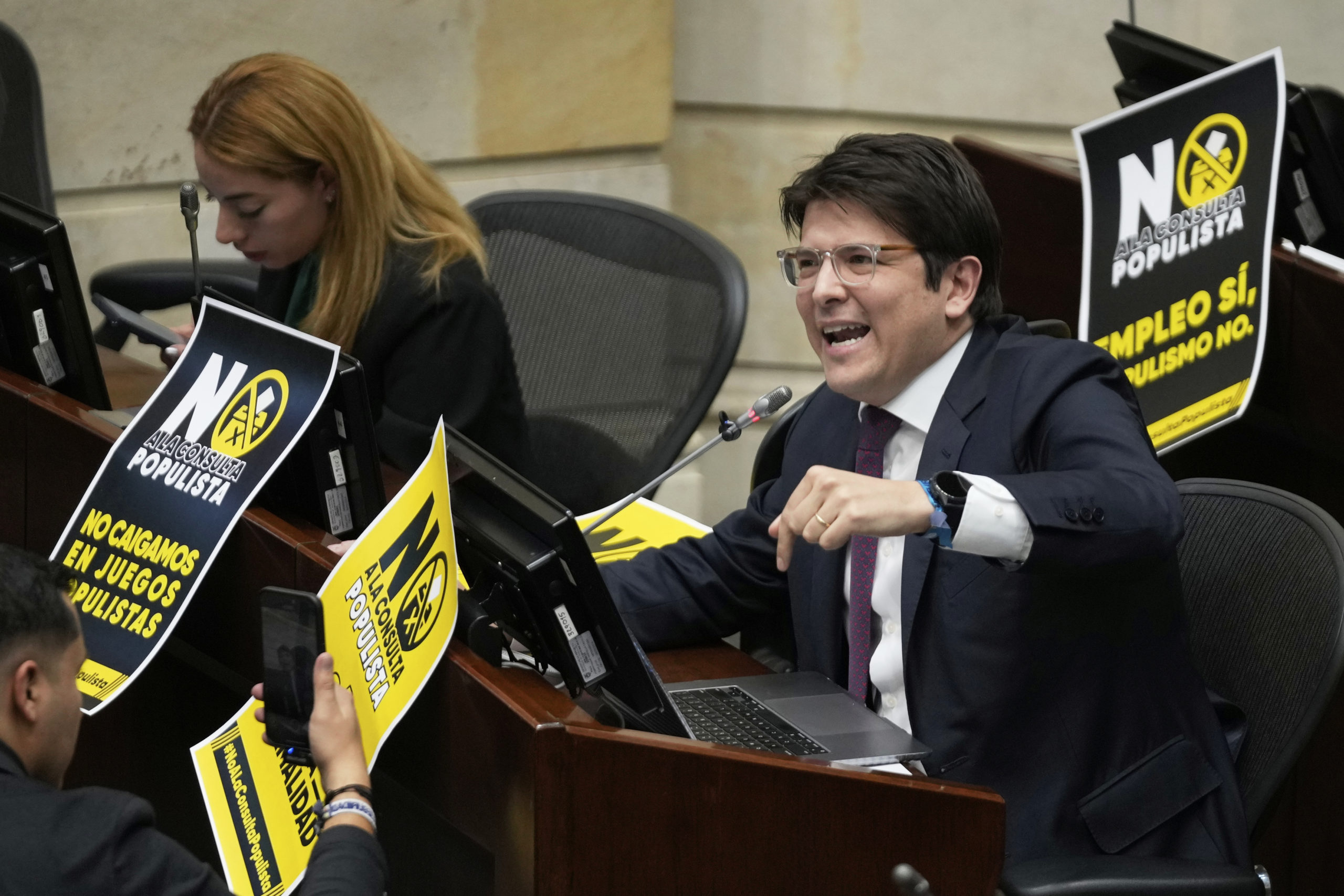 Μ.Ουρίμπε: Επίθεση με έξι σφαίρες από 15χρονο δέχθηκε ο υποψήφιος πρόεδρος της Κολομβίας – Χτυπήθηκε στο κεφάλι