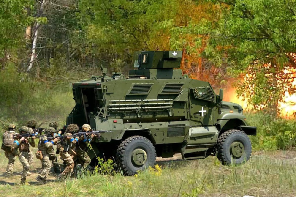 Δείτε τη στιγμή που τέσσερα ρωσικά «KVN» εξολοθρεύουν ταυτόχρονα αμερικανικό «MRAP MaxxPro» των Ουκρανών (βίντεο)