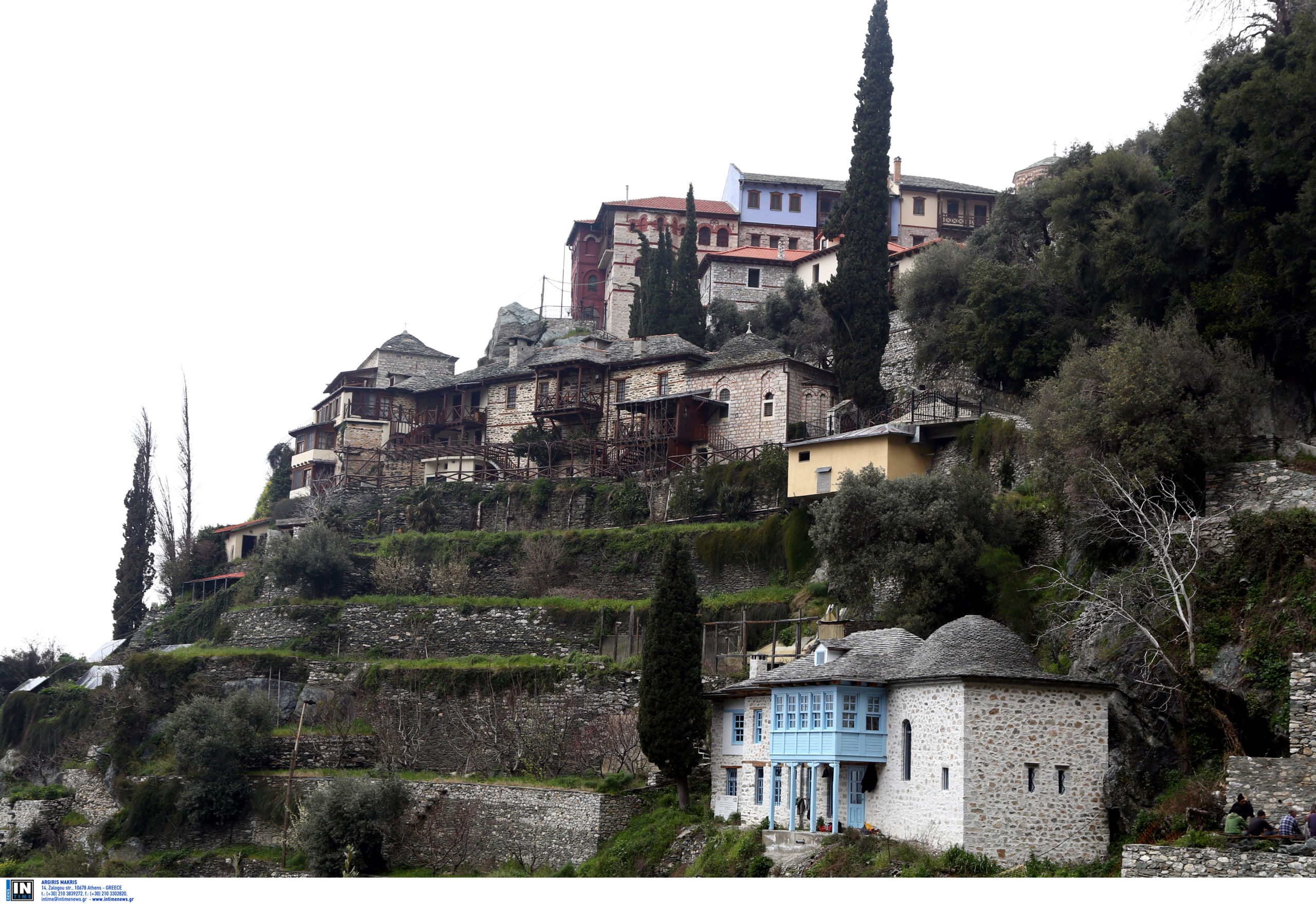 Αυτοψία στο Άγιον Όρος μετά τον σεισμό: Φωτογραφίες από τις ρωγμές στις εκκλησίες – Ο κίνδυνος για τις αγιογραφίες