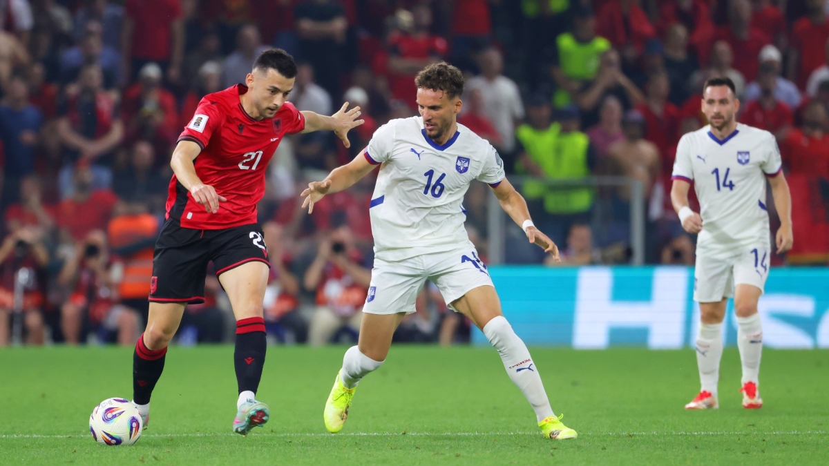 Σάλος στο Αλβανία – Σερβία: Παιδιά που συνόδευσαν τους ποδοσφαιριστές σχημάτισαν τον δικέφαλο αετό με τα χέρια τους