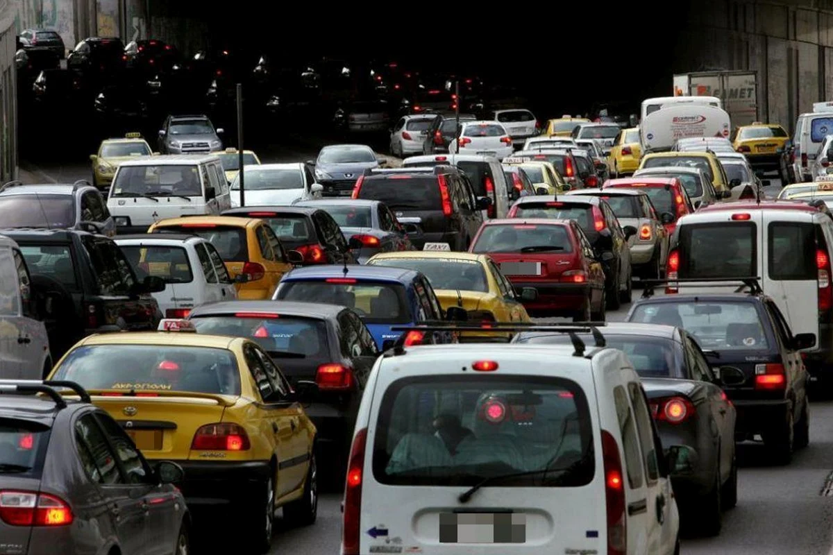 «Ανάσα» δροσιάς αναζητούν οι Αθηναίοι: Αυξημένη η κίνηση στους δρόμους – Δείτε πού σημειώνονται καθυστερήσεις