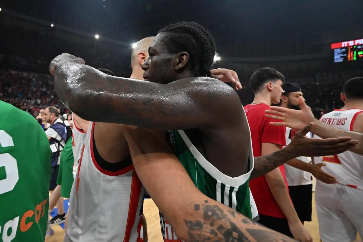 Βίντεο: Η στιγμή που Ναν και Φουρνιέ αγκαλιάζονται μετά το τέλος του αγώνα στο ΣΕΦ