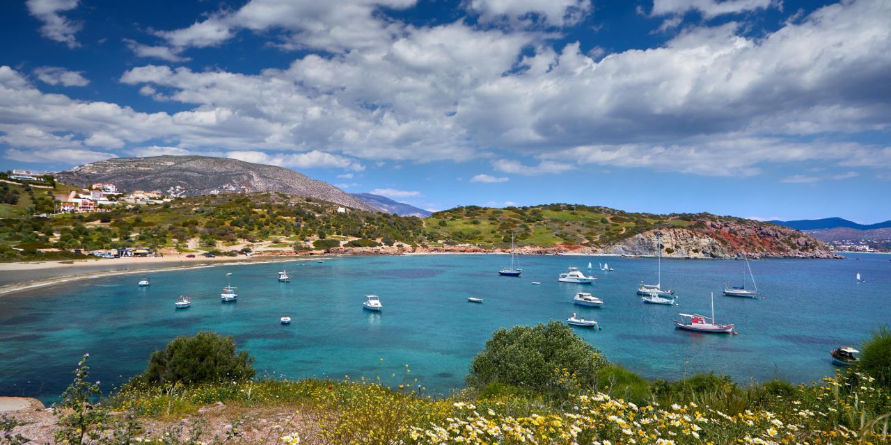 Η παραλία δίπλα στην Αθήνα που θυμίζει νησί και είναι ιδανική για βουτίες