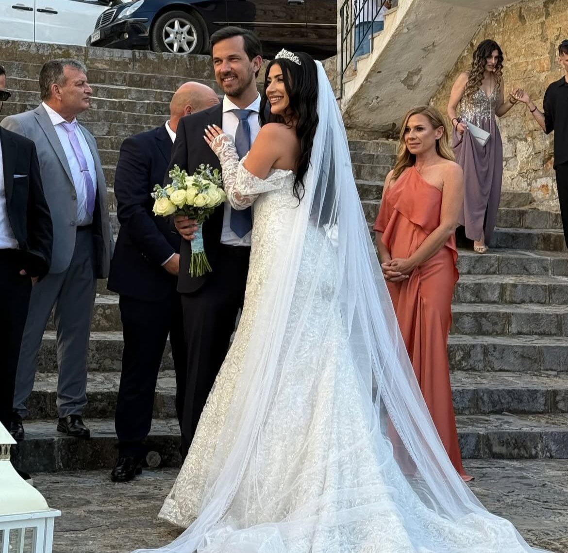 Παντρεύτηκαν Ανδριάνα Παναγιώτου και Δήμος Περπερίδης – Κουμπάρα στον γάμο τους η Κατερίνα Καραβάτου (φωτο)