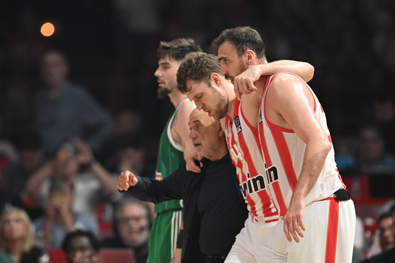 «Μούδιασε» ο Ολυμπιακός: Αποχώρησε υποβασταζόμενος ο Σάσα Βεζένκοφ μετά τον σοβαρό τραυματισμό του (φωτο)