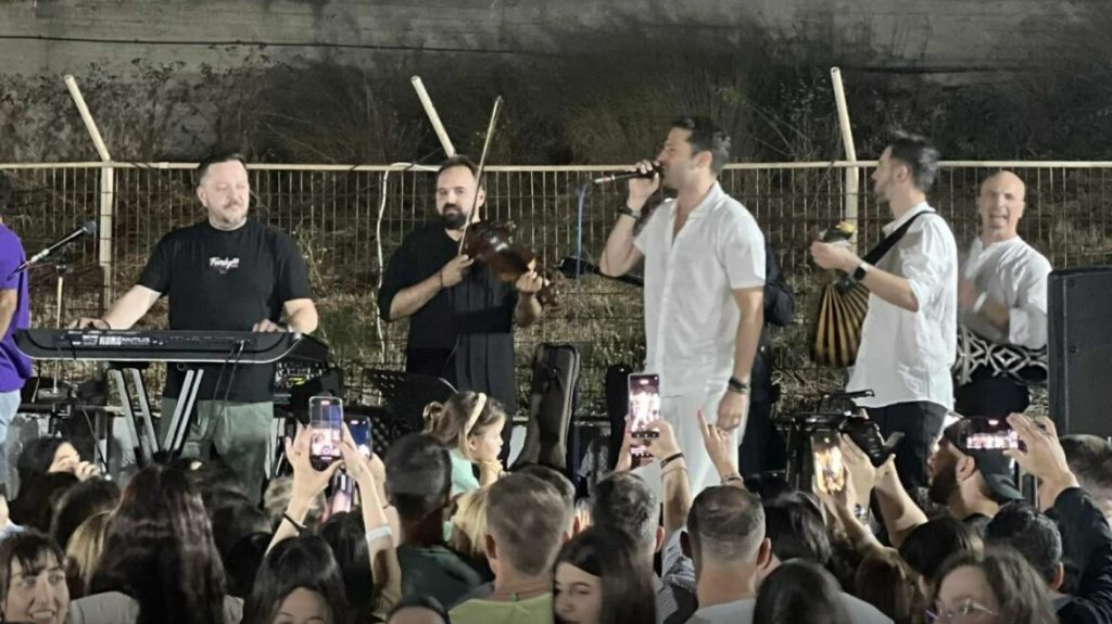 Κωνσταντίνος Αργυρός: «Κέρδισε» τις εντυπώσεις σε πανηγύρι στην Τήνο – Δείτε βίντεο