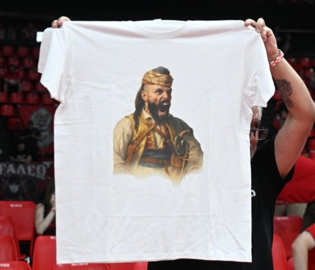 Με Φουρνιέ ως… «Κολοκοτρώνη» και ελληνικές σημαίες γέμισαν οι κερκίδες του ΣΕΦ – Δείτε φωτογραφίες