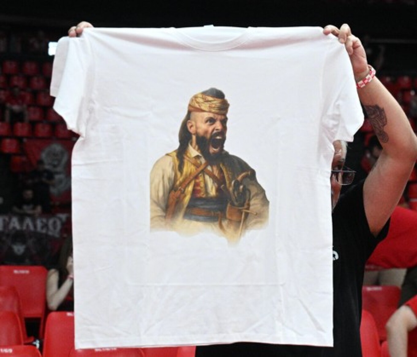 Με Φουρνιέ ως… «Κολοκοτρώνη» και ελληνικές σημαίες γέμισαν οι κερκίδες του ΣΕΦ – Δείτε φωτογραφίες