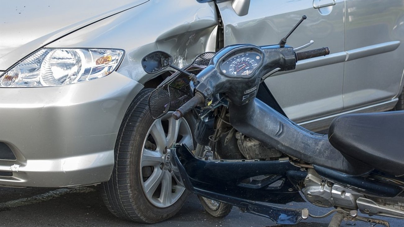 Τροχαίο δυστύχημα στον Βραυρώνα: Νεκρός 50χρονος διανομέας που συγκρούστηκε με ΙΧ