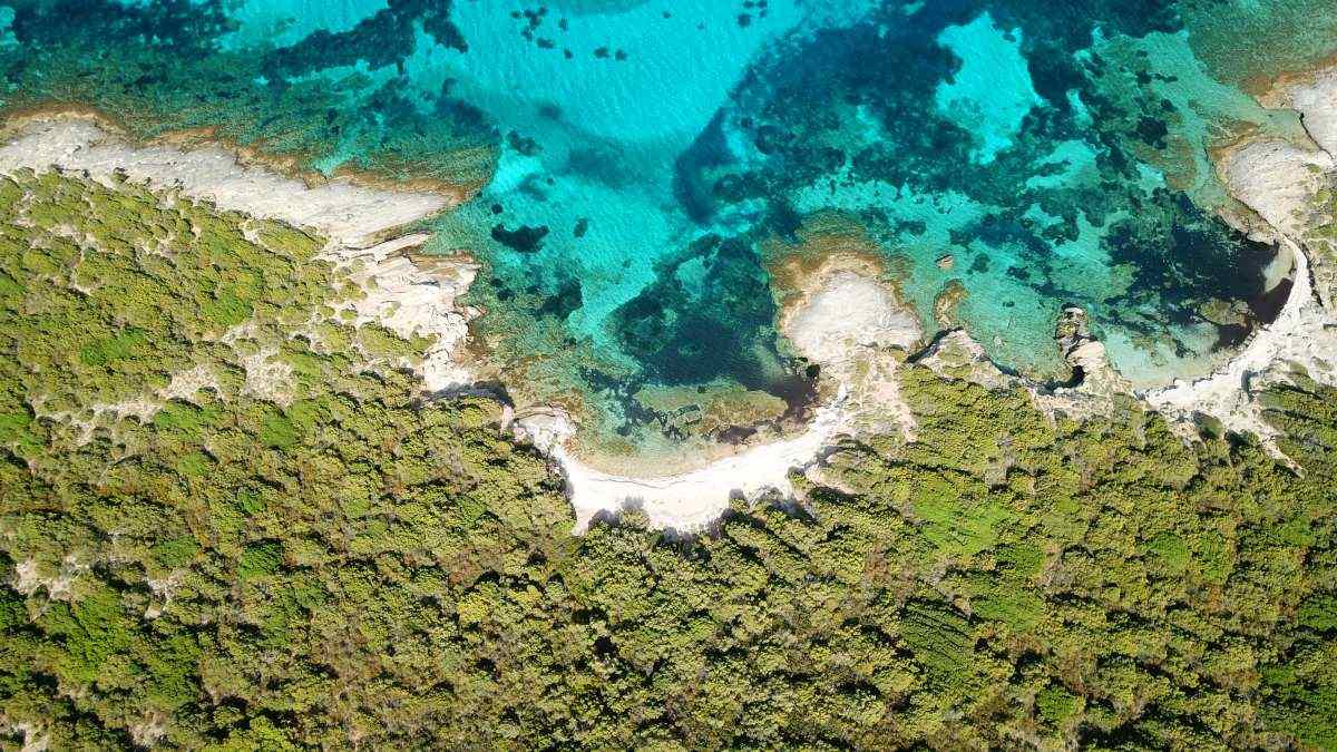 Η παραλία της Ελλάδας που βρίσκεται μέσα σε κρατήρα – Δείτε που βρίσκεται (βίντεο)