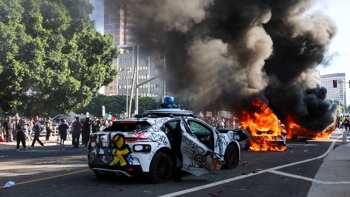 Ταραχές στο Λος Άντζελες – Ν.Τραμπ: «Θα απελευθερώσω την πόλη από τους παράνομους αλλοδαπούς και τους εγκληματίες»