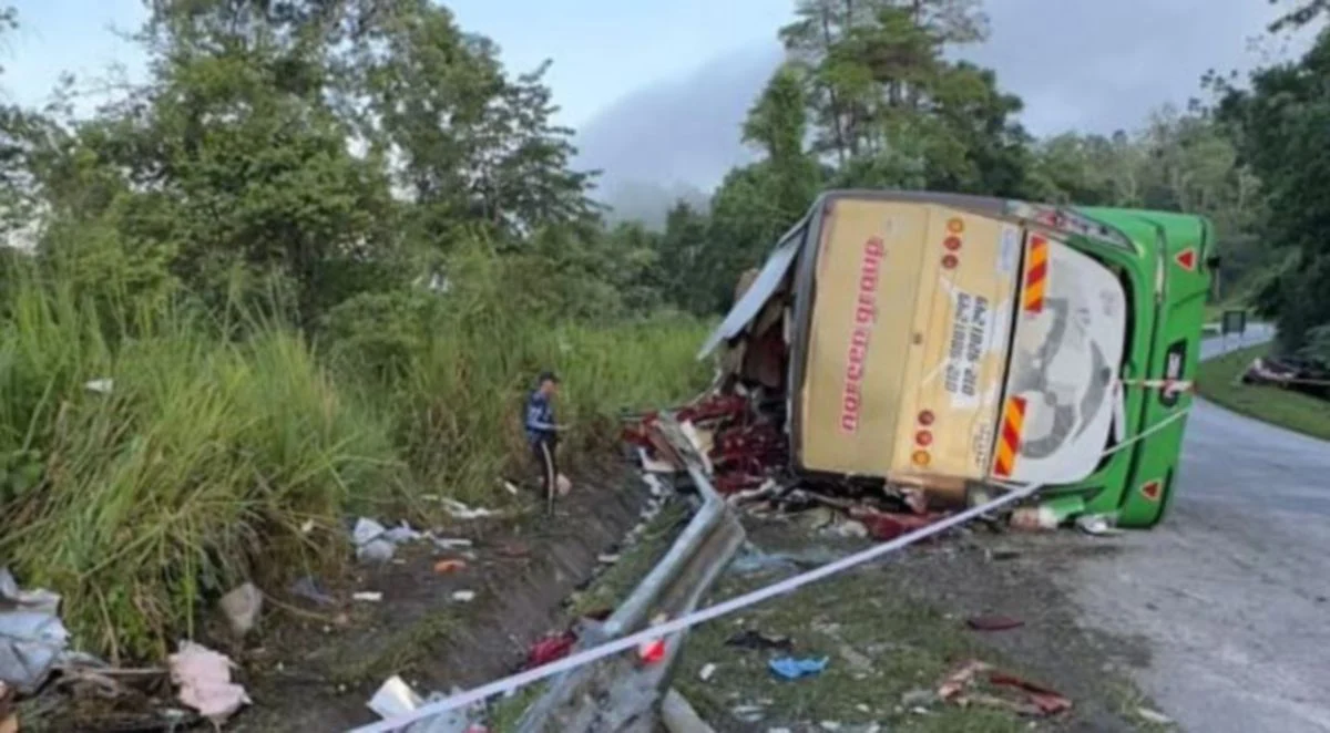 Τραγωδία στη Μαλαισία: 15 νεκροί και δεκάδες τραυματίες σε σύγκρουση λεωφορείου με ΙΧ (φωτο)