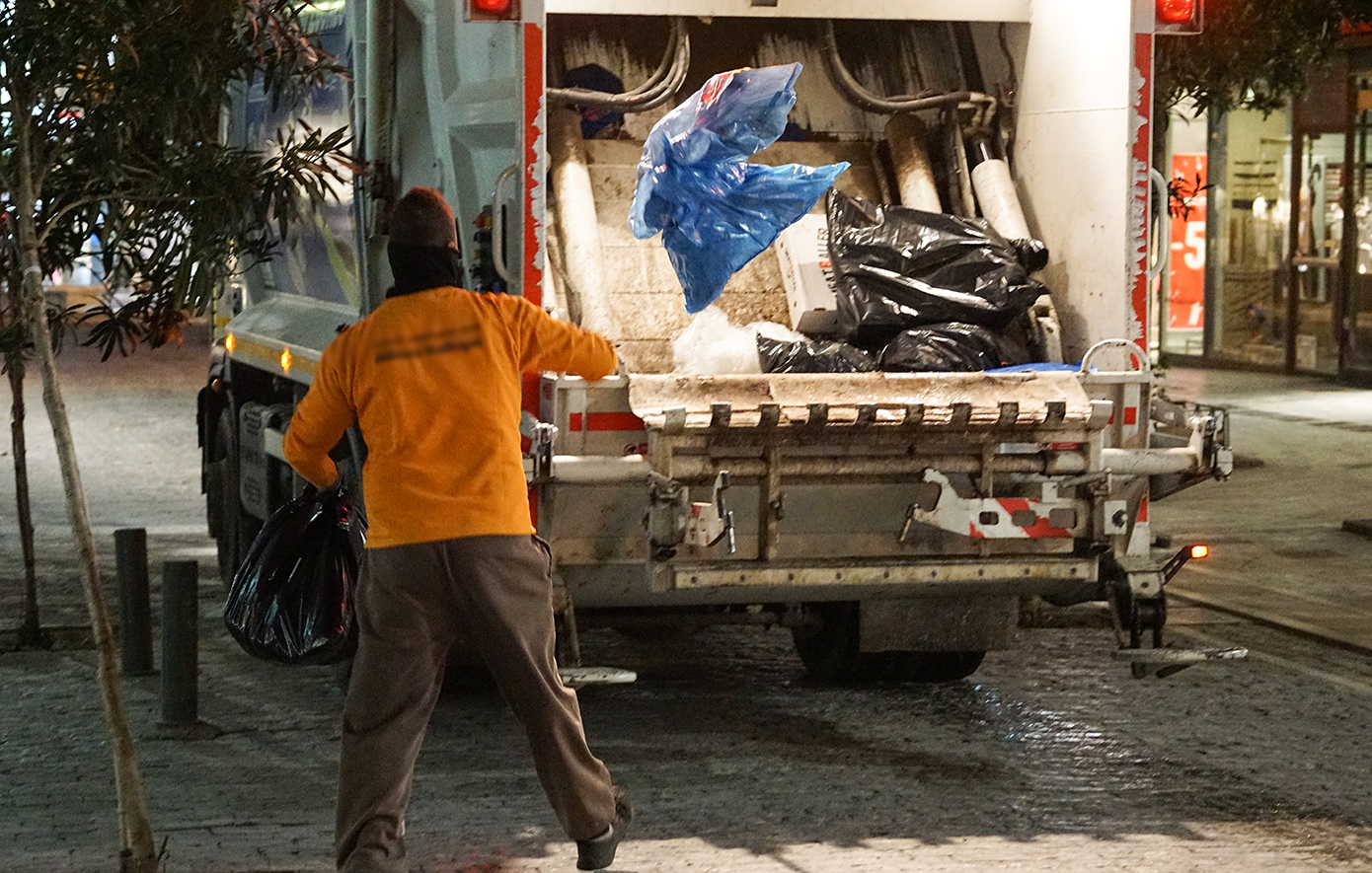 Κυψέλη: Τρεις επιβάτες ΙΧ ξυλοκόπησαν υπάλληλο καθαριότητας κατά την διάρκεια της εργασίας του