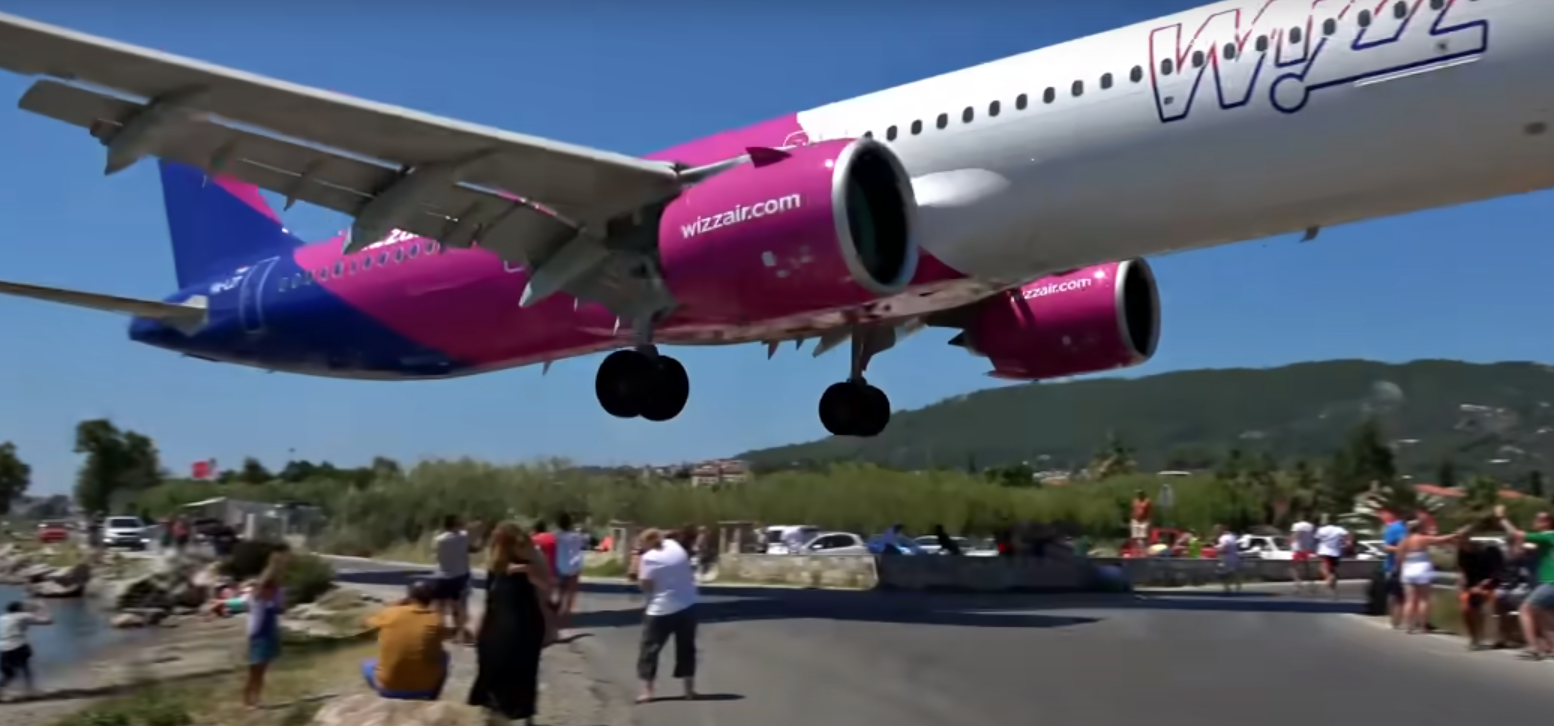 Σκιάθος: Σοβαρός τραυματισμός για Γερμανίδα τουρίστρια που παρασύρθηκε από τουρμπίνα αεροσκάφους! (βίντεο)