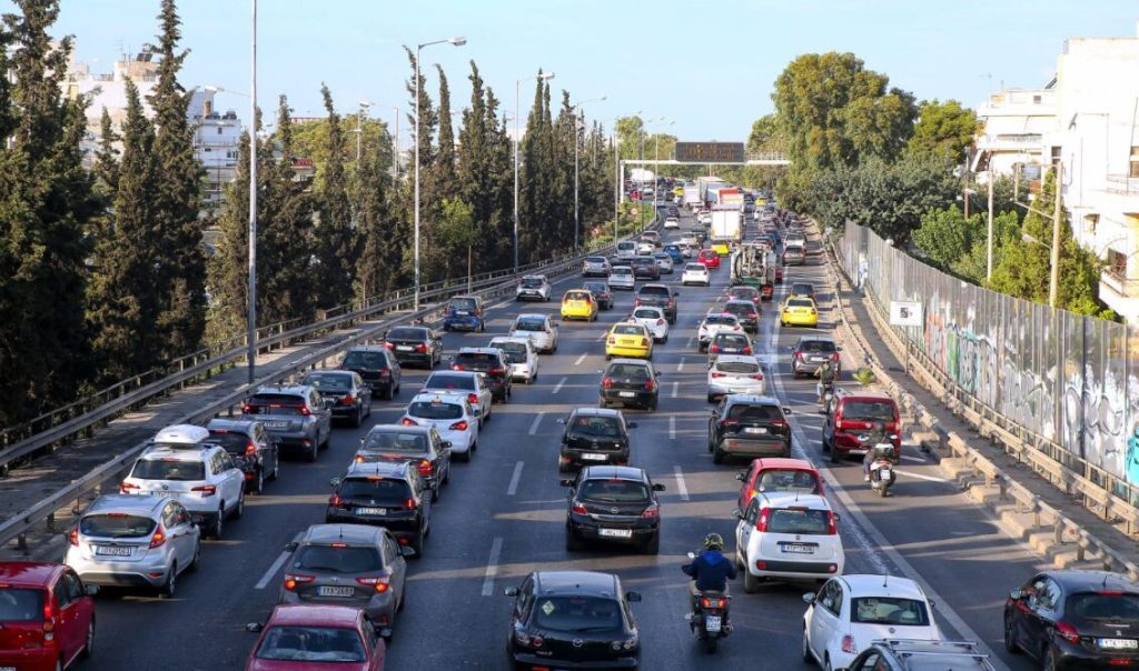 Καθυστέρηση στους δρόμους της Γλυφάδας μετά από την σύγκρουση τριών αυτοκινήτων