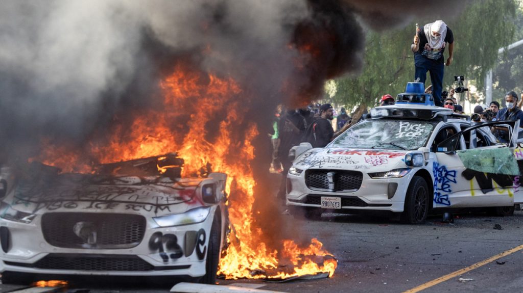 Αστυνομία του Λος Άντζελες: «Παράνομες οι συναθροίσεις στην πόλη» – Εμπόλεμο το κλίμα (βίντεο)