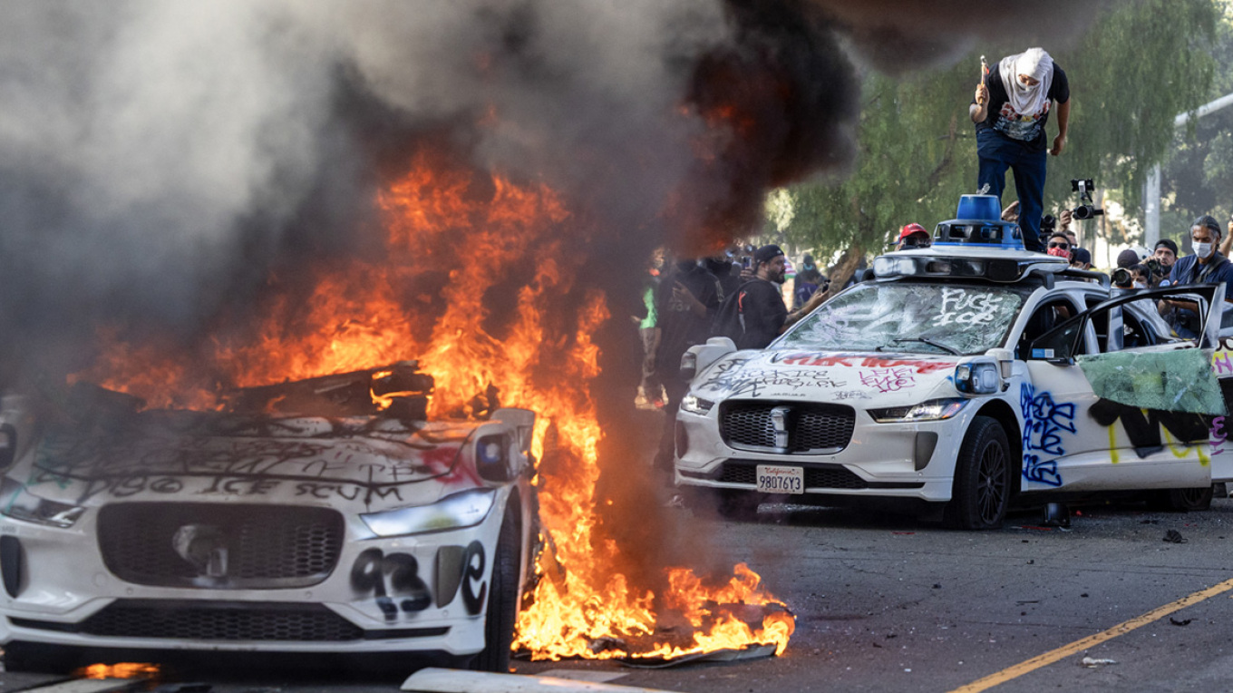 Αστυνομία του Λος Άντζελες: «Παράνομες οι συναθροίσεις στην πόλη» – Εμπόλεμο το κλίμα (βίντεο)