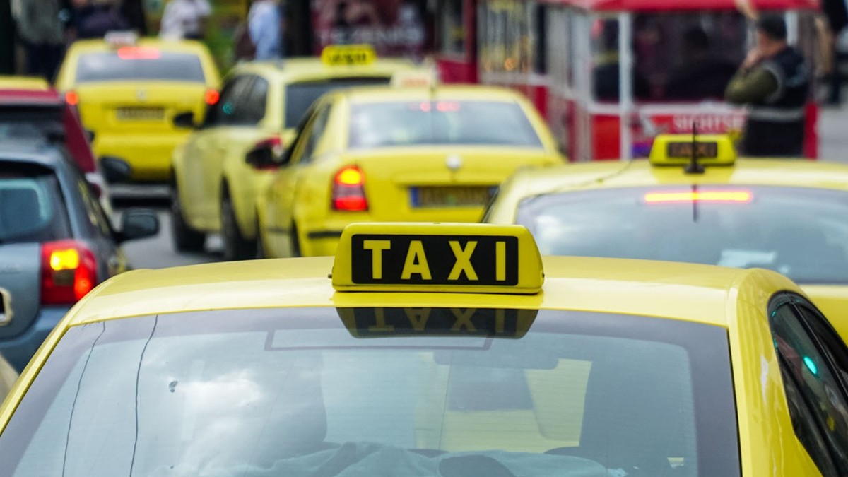 Συνελήφθη οδηγός ταξί επειδή χρέωσε 110 ευρώ για διαδρομή από το αεροδρόμιο μέχρι το λιμάνι του Πειραιά