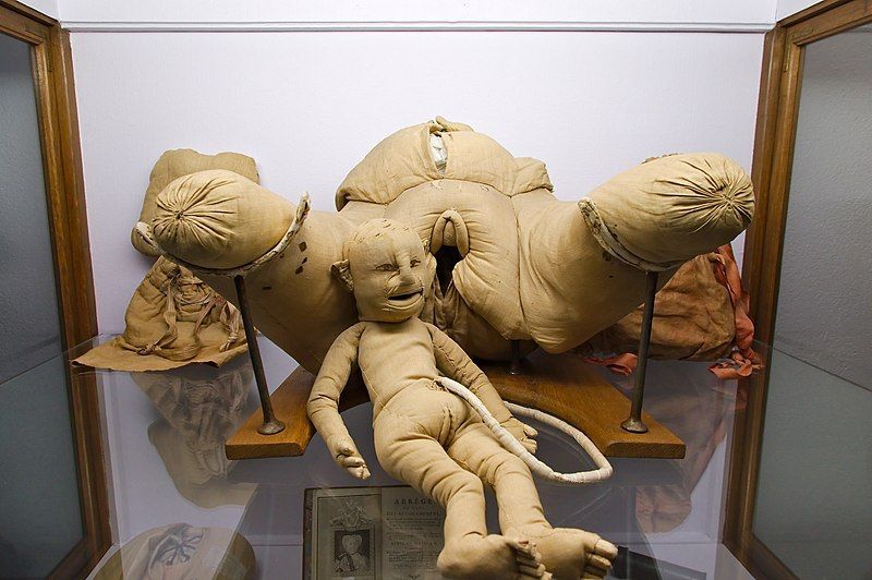 Angélique du Coudray: Ήταν η μαία που ανέτρεψε τη βρεφική θνησιμότητα με το υφασμάτινο μοντέλο τοκετού