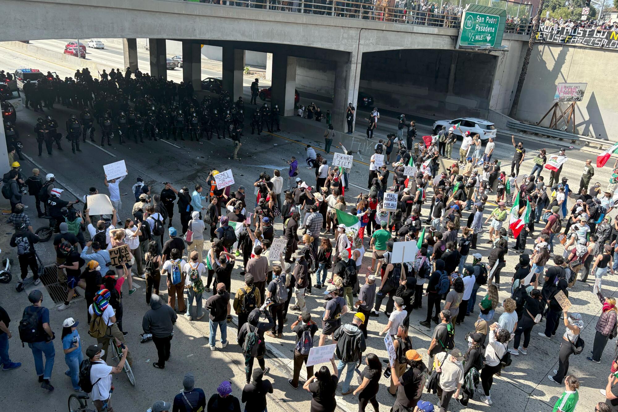 Λος Άντζελες: Συνεχίζονται τα επεισόδια – Επιδρομή από διαδηλωτές σε κατάστημα της Apple